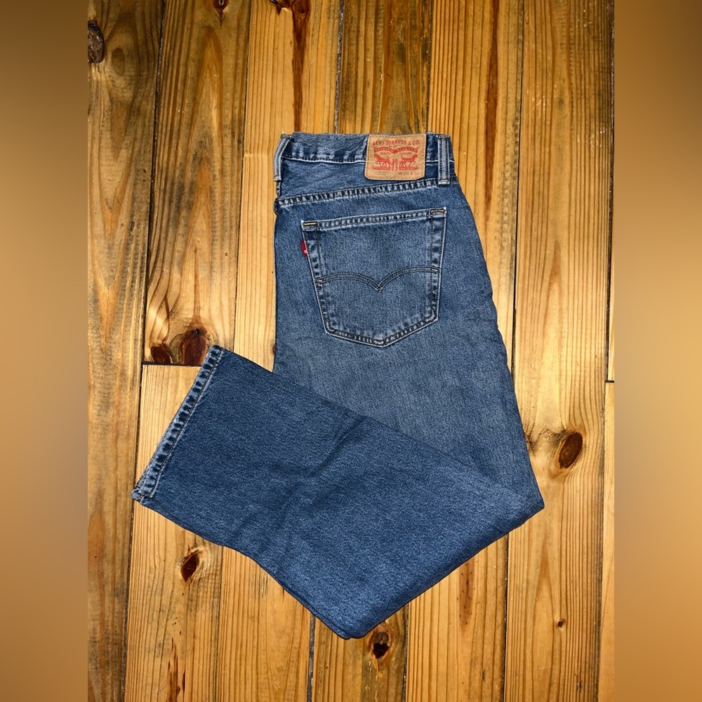 Straight leg men’s Levi’s with red tags